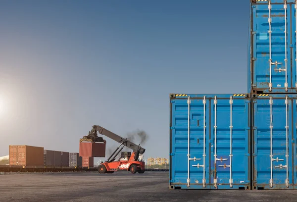 Carga Caja Contenedores Manipulación Carretillas Elevadoras Muelle Camión — Foto de Stock