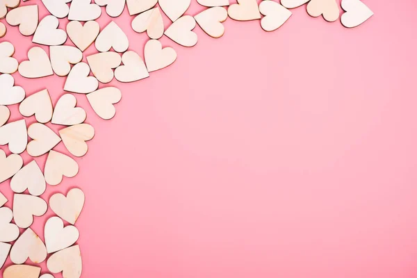 Houten Hartjes Roze Achtergrond Met Kopieerruimte Valentijnsdag Concept — Stockfoto