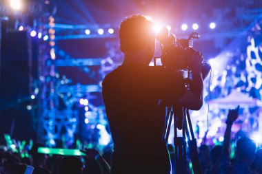 Kameraman, konser müzik festivalinde video prodüksiyon kameramanı çekiyor