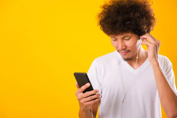 Happy asian handsome man with curly hair he smiling enjoying lis — ストック写真