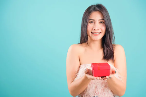Portrait asian beautiful woman smiling her holding gift box and — 스톡 사진