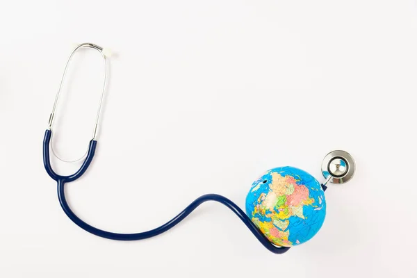 Conceito de dia mundial de saúde, estetoscópio e globo no backgro branco — Fotografia de Stock