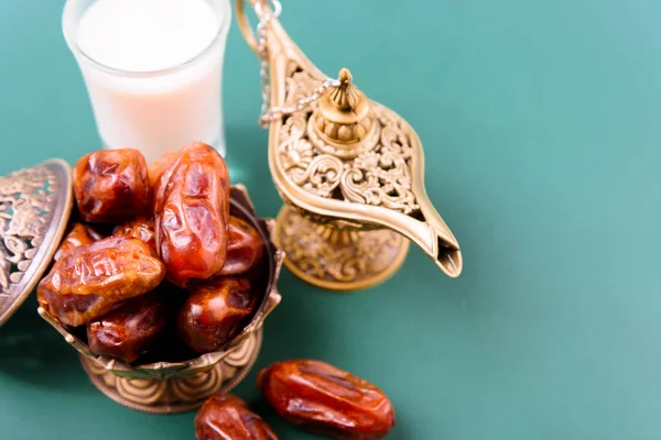 Ramadan, Datteln in goldener Schale, Milch, arabische Aladdin goldene Lampe — Stockfoto