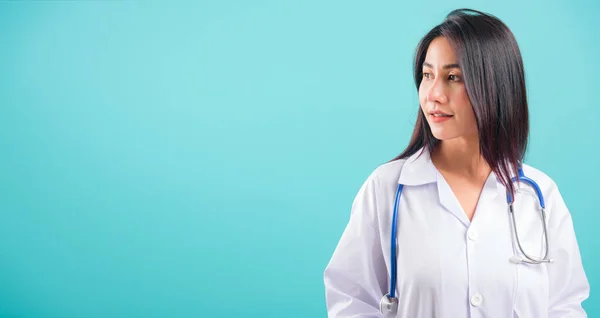 Портрет азіатської красивої лікарки жінка посміхається її стоячи з — стокове фото