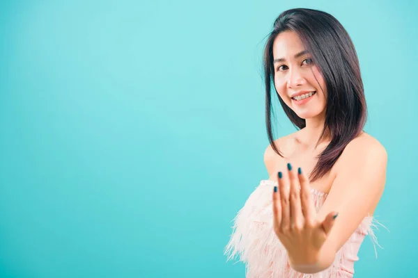 Usmívající se tvář asijské krásný žena making gesture with hand invi — Stock fotografie