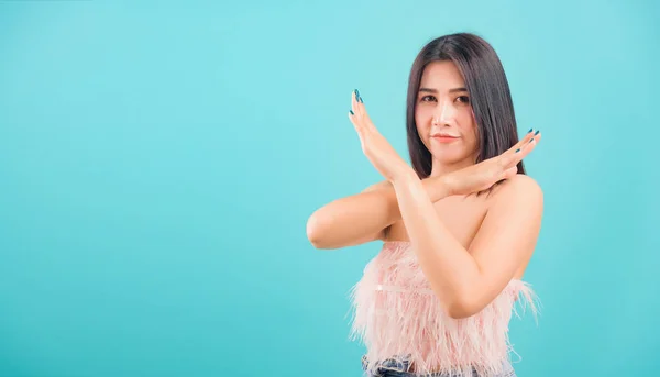 Asian beautiful woman her showing say no hand sign looking to ca — 스톡 사진