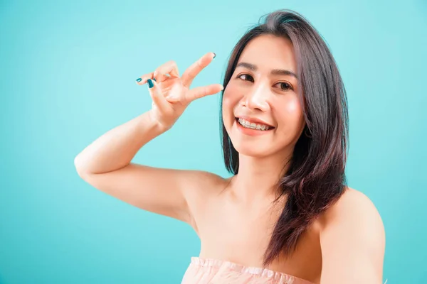 Sorrindo rosto asiático bela mulher sua selfie foto mostrando dois — Fotografia de Stock