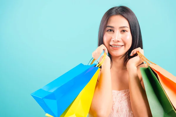 Portrét asijské krásná žena šťastný usměvavý ji držení shoppin — Stock fotografie