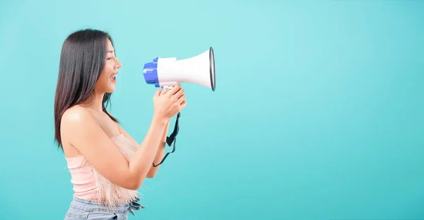 Sonriente cara retrato asiático hermosa mujer su usring megáfono — Foto de Stock