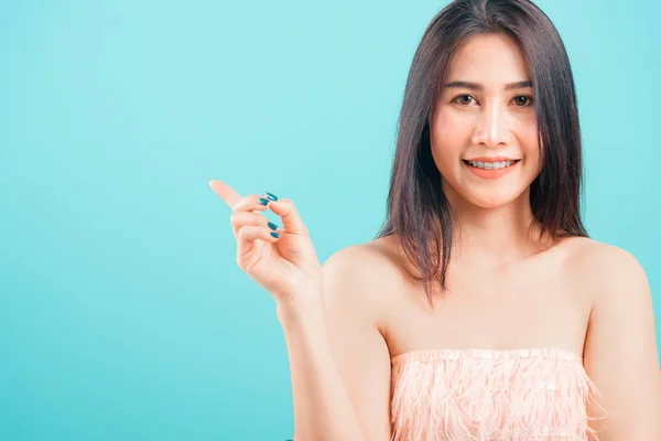 Faccina sorridente asiatico bella donna il suo punto dito accanto e l — Foto Stock