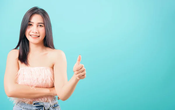 Portrait asian beautiful woman smiling her showing thumbs up and — ストック写真