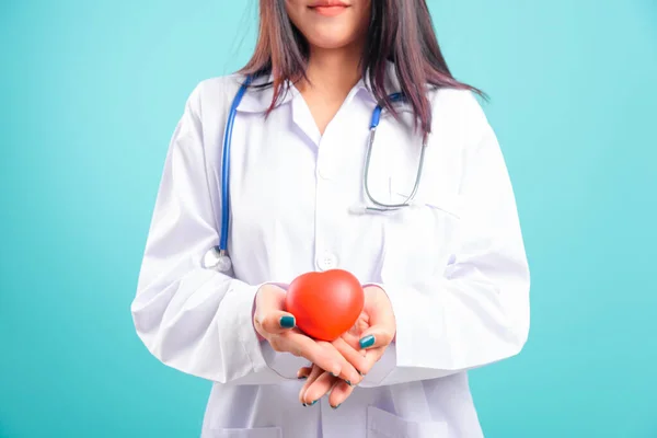 Porträt asiatisch schön doktor frau lächelnd sie standing mit — Stockfoto
