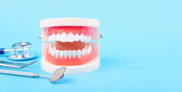 Hygiène dentaire Santé Concept, dents blanches et des outils de dentiste pour — Photo