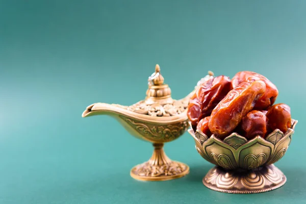 Ramadan, Dates in golden bowl, arabian Aladdin golden lamp vinta — Stok fotoğraf