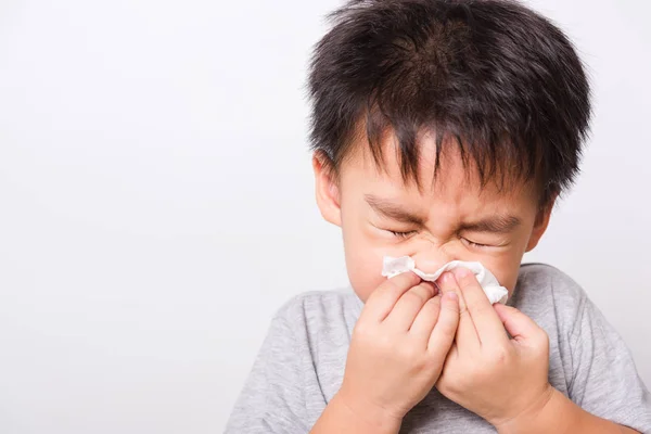 Close Aziatisch Gezicht Kleine Kinderen Jongen Schoonmaken Neus Met Weefsel — Stockfoto