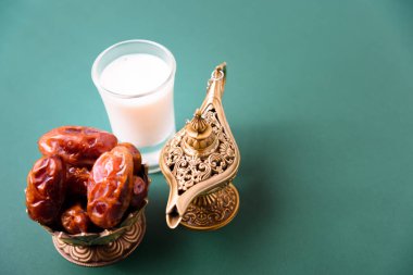 Ramazan, altın kaseli tarihler, Süt, Arap Aladdin altın lambası tarzı siyah yeşil arka plan