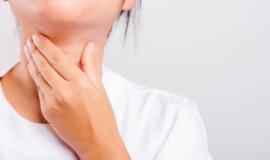 Asyalı güzel kadın Boğaz Ağrısı veya tiroid bezi sorunu. Beyaz arka planda, kopyalama alanı, tıbbi ve sağlık hizmetleri konseptiyle El Dokunma Hastalığı Boynunu kullanıyor.