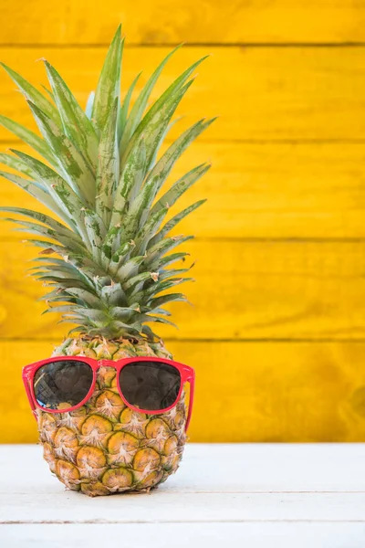 Piña Vacaciones Tienen Gafas Sol Sobre Fondo Madera Amarilla Concepto — Foto de Stock