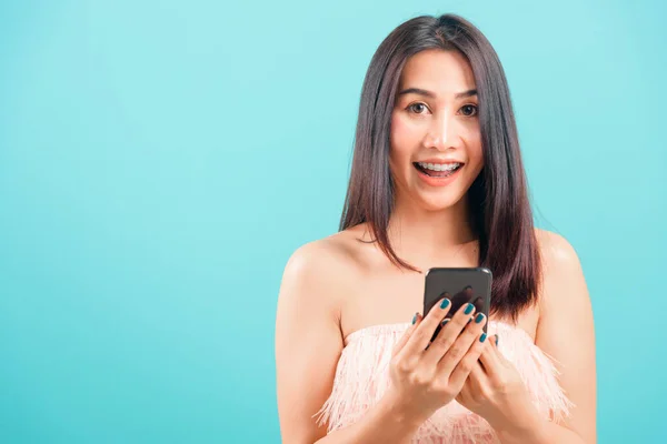 Smiling Face Portrait Asian Beautiful Woman Standing Using Mobile Phone — ストック写真