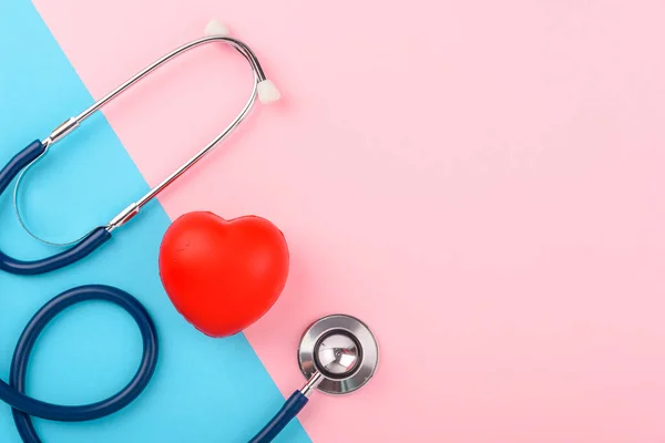 Ärztetagskonzept Flache Lageansicht Stethoskop Mit Rotem Herzen Auf Rosa Blauem — Stockfoto