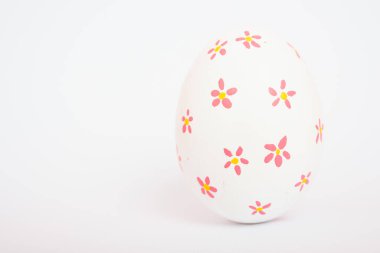 Güzel Paskalya Beyaz Yumurtası rengi beyaz arka planda izole edilmiş, Paskalya Günü konsepti