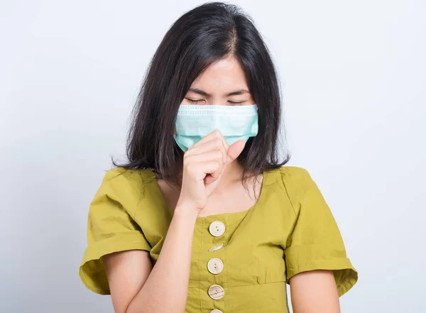 ポートレートアジアの美しい幸せな若い女性の顔のマスクを身に着けていることは フィルタダストPm2 5の汚染 抗スモッグ および大気汚染を保護します彼女は白い背景にマスクでくしゃみ コピースペースと — ストック写真