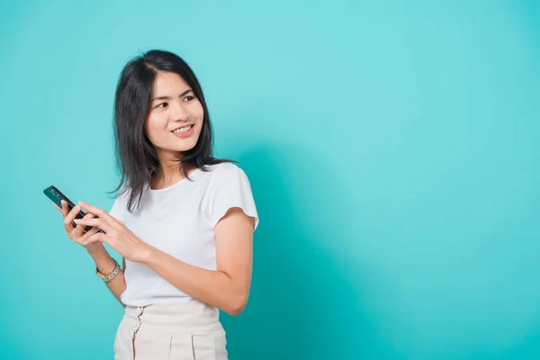 Ritratto Asiatica Bella Felice Giovane Donna Piedi Sorriso Tenendo Cellulare — Foto Stock