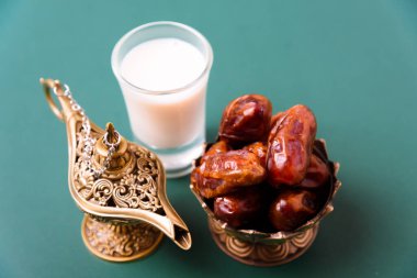 Ramazan, altın kaseli tarihler, Süt, Arap Aladdin altın lambası tarzı siyah yeşil arka plan