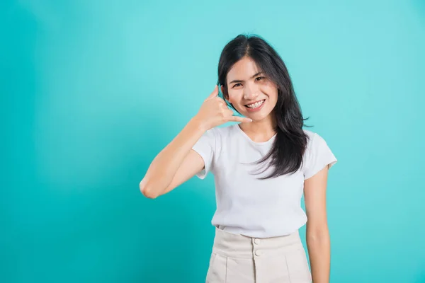 肖像画アジアの美しい幸せな若い女性が白いTシャツを着て立って笑顔白い歯 青の背景に私のジェスチャーを呼び出します コピースペースと — ストック写真