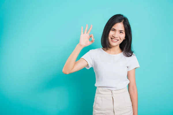 Retrato Asiático Hermosa Mujer Joven Pie Ella Hizo Dedo Símbolo — Foto de Stock