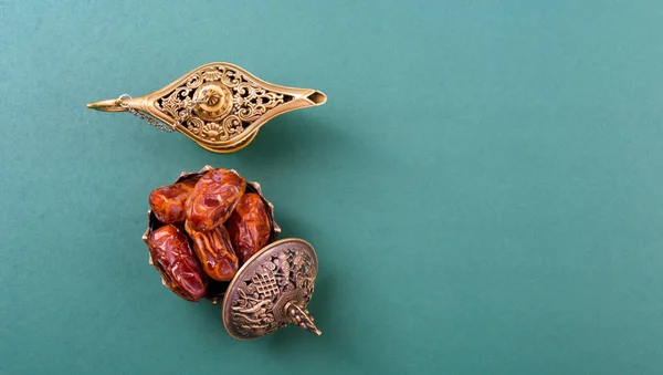Ramadan Dates Golden Bowl Have Arabian Aladdin Golden Lamp Vintage — ストック写真