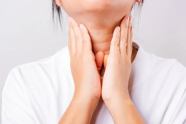 Asiatisk Vacker Kvinna Halsont Eller Sköldkörtel Problem Hennes Användning Hand — Stockfoto