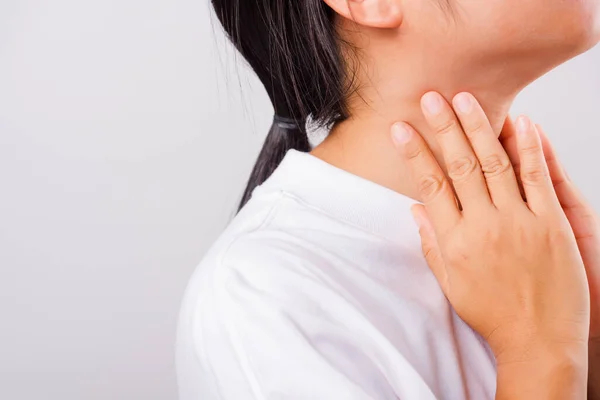 Asiatische Schöne Frau Hals Oder Schilddrüsenproblem Ihre Verwendung Hand Touching — Stockfoto