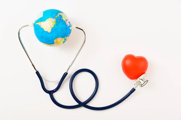 Conceito Dia Mundial Saúde Estetoscópio Globo Coração Vermelho Sobre Fundo — Fotografia de Stock