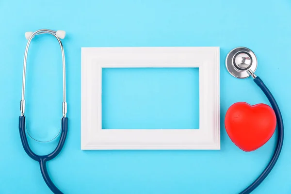 Ärztetagskonzept Flache Lageansicht Stethoskop Mit Fotorahmendiagnose Von Herzkrankheiten Auf Blauem — Stockfoto