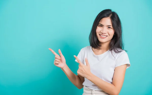 Retrato Asiática Hermosa Mujer Joven Con Camiseta Blanca Pie Sonrisa — Foto de Stock