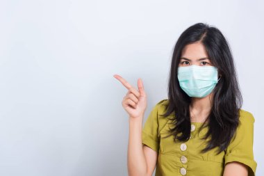 Yüz maskesi takan güzel Asyalı güzel bir kadın filtre tozu pm2.5 anti kirlilik, anti-duman ve hava kirliliğini koruyor.