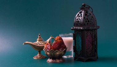 Ramazan Kareem oruç tutuyor Yemek Kavramı, Bronz tabak günleri, süt ve fener Aladdin lamba süslemesi, bayram Arap Müslüman dini festivali koyu yeşil arka planda metin alanı ile birlikte