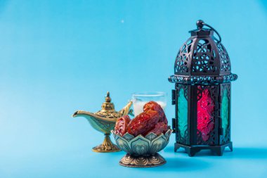 Ramazan Kareem oruç tutuyor Yemek Kavramı, Bronz tabak, süt ve fener Aladdin lamba süslemesi, bayram Arap Müslüman dini festivali mavi arka planda metin alanı ile birlikte