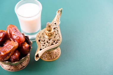 Ramazan, altın kaseli tarihler, Süt, Arap Aladdin altın lambası tarzı siyah yeşil arka plan