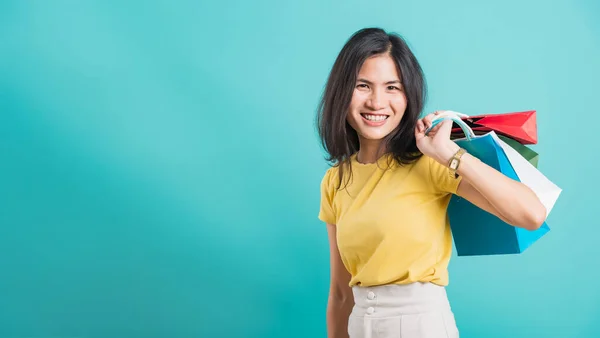 Portrét Šťastný Asijské Krásná Mladá Žena Úsměv Bílé Zuby Stojící — Stock fotografie