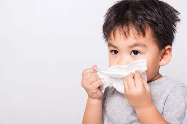 アジアの顔を閉じます コピースペースで白い背景に組織と小さな子供の男の子のクリーニング鼻 医療ケア — ストック写真