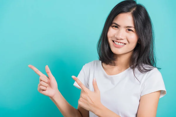 Retrato Asiática Hermosa Mujer Joven Con Camiseta Blanca Pie Sonrisa — Foto de Stock