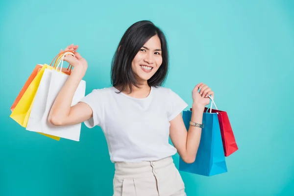 Retrato Feliz Asiática Hermosa Mujer Joven Pie Usar Camiseta Blanca — Foto de Stock