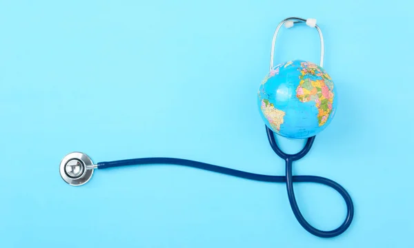 Conceito Dia Mundial Saúde Estetoscópio Globo Fundo Azul Com Espaço — Fotografia de Stock