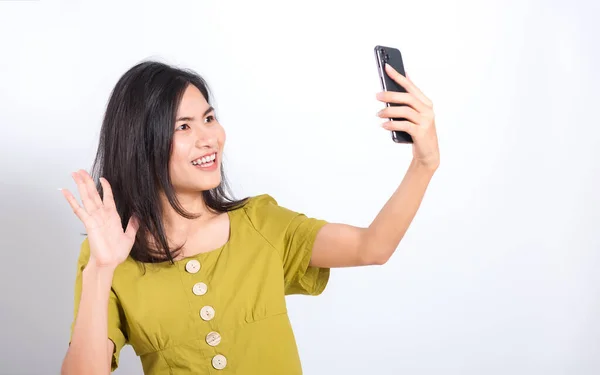 Retrato Asiático Hermosa Mujer Joven Feliz Pie Sonrisa Sosteniendo Teléfono —  Fotos de Stock