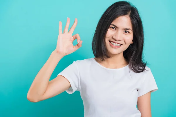 Porträt Asiatische Schöne Junge Frau Stehen Sie Machte Finger Symbol — Stockfoto