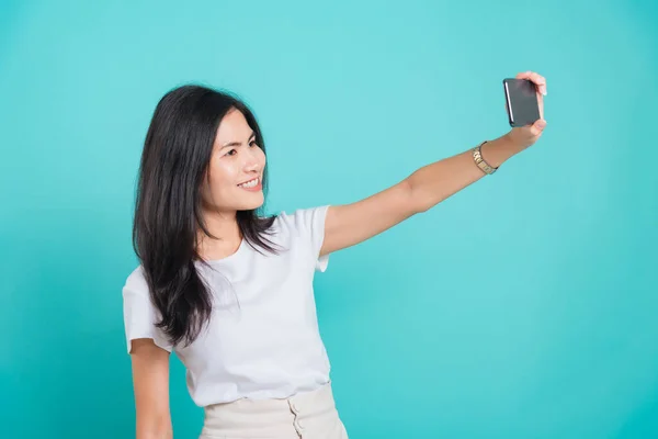 아시아인아름다운 여성이 웃으면서 핸드폰을 배경에 사진을 있습니다 — 스톡 사진