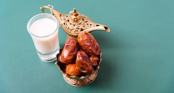 Рамадан Даты Золотой Чаше Молоко Арабиан Аладдин Золотой Лампы Винтажный — стоковое фото