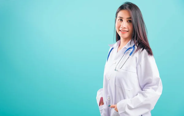 Porträt Asiatische Schöne Ärztin Lächelnd Stehen Mit Hands Pockets Auf — Stockfoto